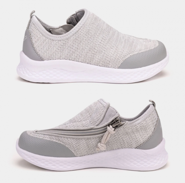 Sepatu sneakers dengan aksen zipper